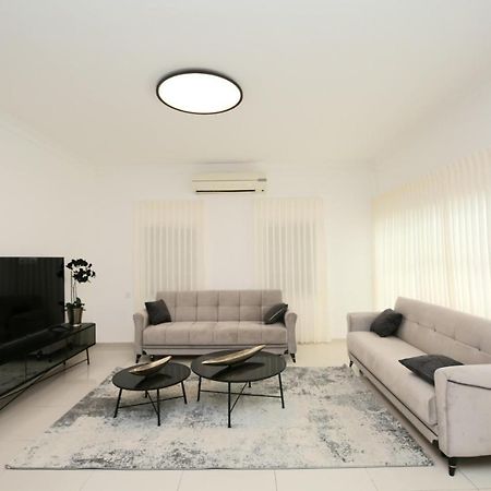 City Center Luxury Apartment In Netanja Exterior foto
