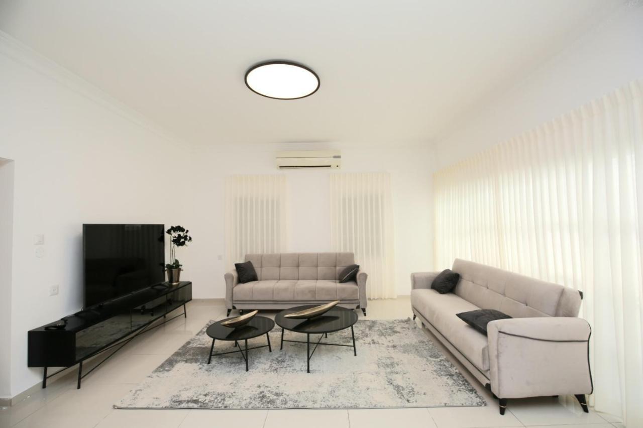 City Center Luxury Apartment In Netanja Exterior foto