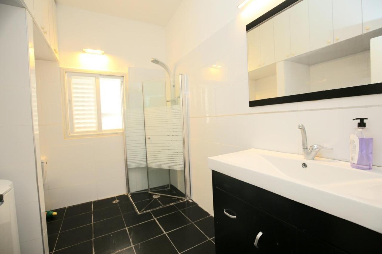 City Center Luxury Apartment In Netanja Exterior foto